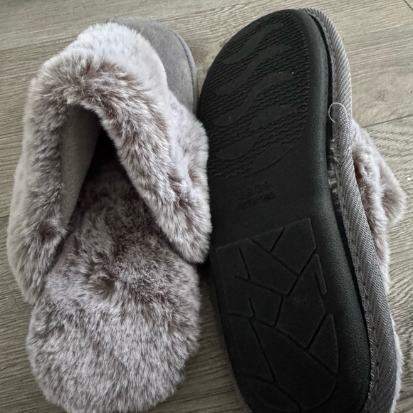 Cozy Gray Faux Fur Women's Slippers - Picture 3 of 6